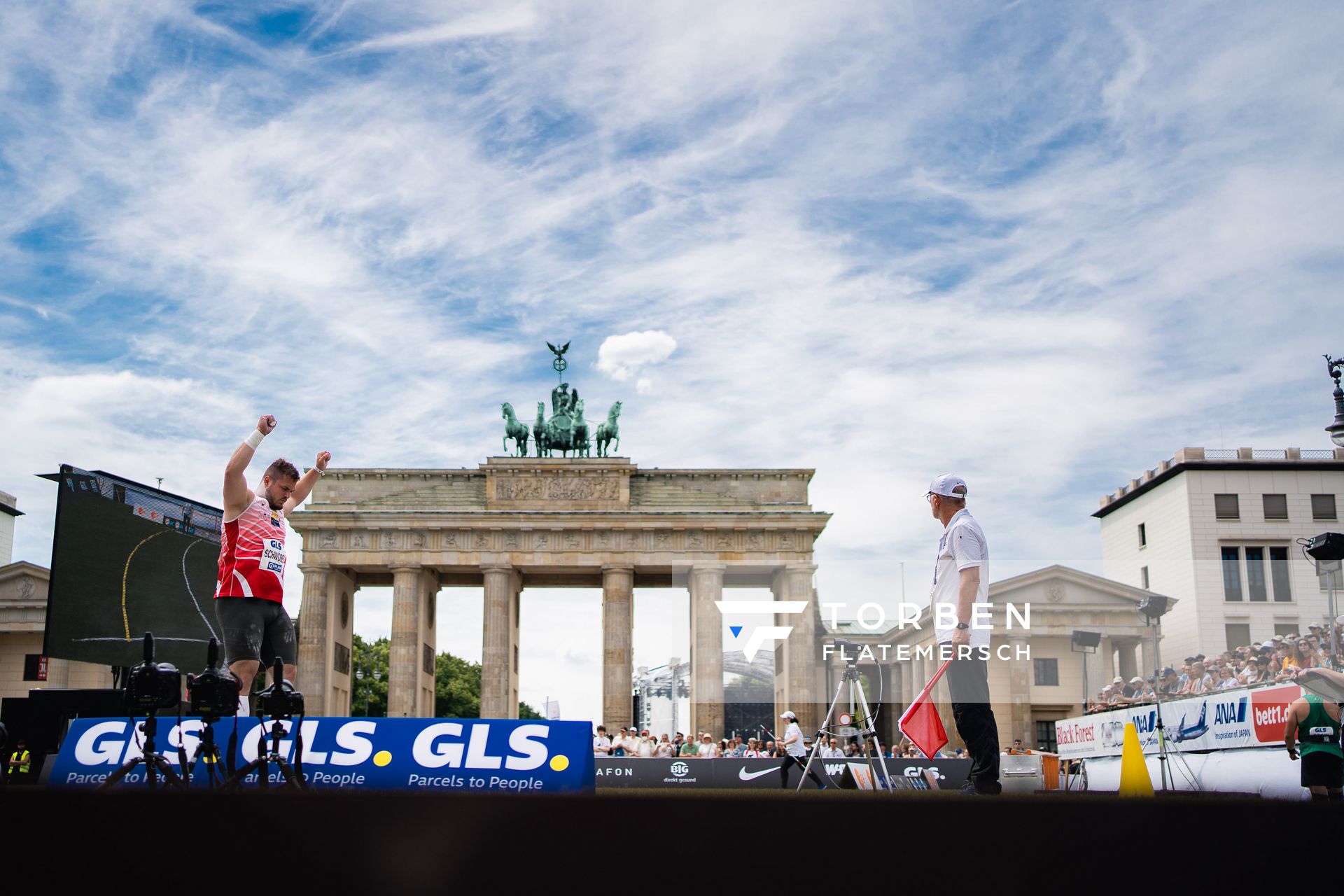 Leon Schwoebel (LG Rhein-Wied) beim Kugelstossen waehrend der deutschen Leichtathletik-Meisterschaften auf dem Pariser Platz am 24.06.2022 in Berlin